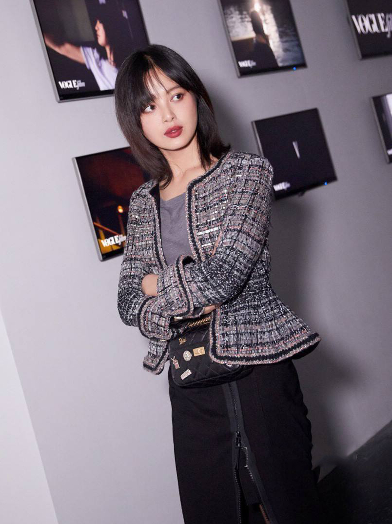 飒姐辛芷蕾穿黑色露脐装搭配蓝色小外套性感又帅气