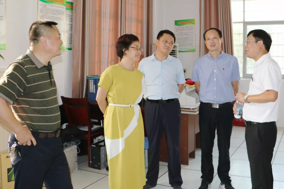 9月29日下午,上饶市教育局副局长汪文英一行领导,在县教体局副局长