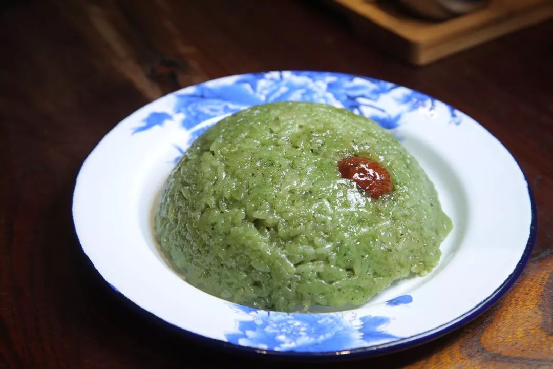 将米放在麦青水中浸泡24小时以上等到两者完全融合蒸熟出炉后加上枣子