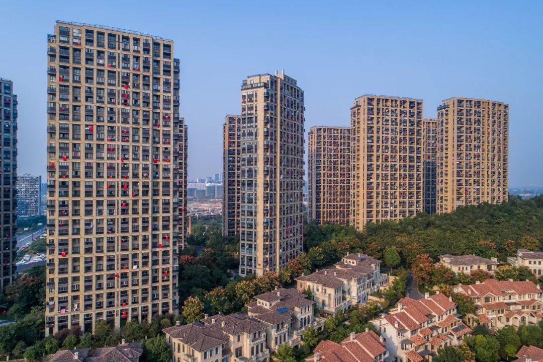 换装中国红新湖果岭小区悬挂逾千面国旗为祖国庆生