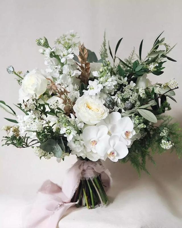 来欣赏新加坡花艺作品:花束现场布置及插花