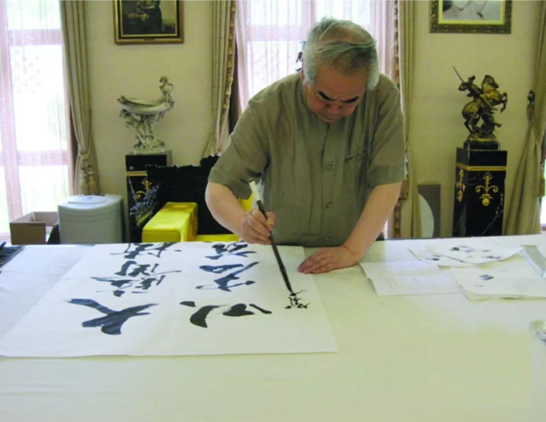 图为著名书法家范曾为医院提写院训为庆祝南通大学附属医院百年