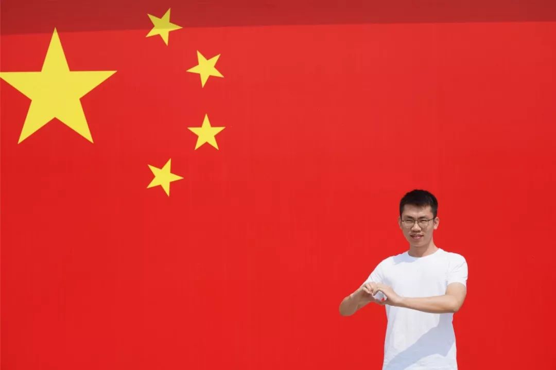 天南地北水之子与国旗同框共贺70华诞