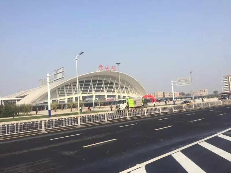 唐山火车站东广场今日开通投用