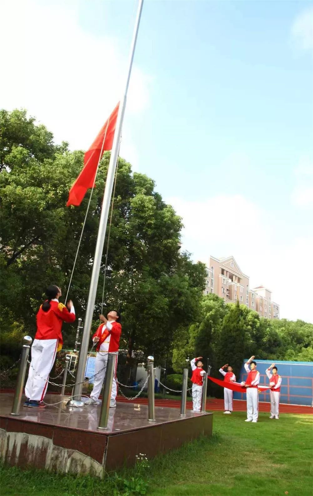 升国旗,迎国庆! 沪上各中小学幼儿园举行隆重的升旗仪式