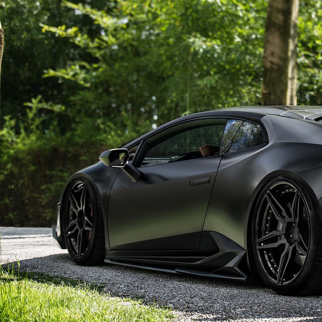 磨砂黑车漆的兰博基尼huracán搭配那抹出彩的大灯