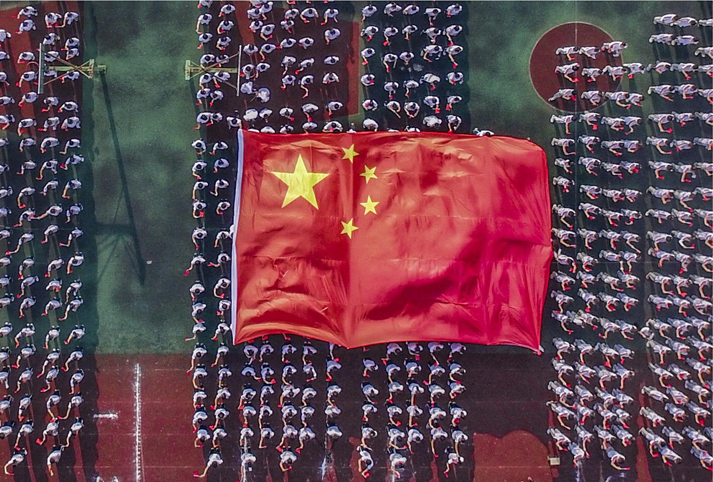 巨幅国旗,深情朗诵,歌曲快闪:武义二中举行"国旗下的朗读者"活动