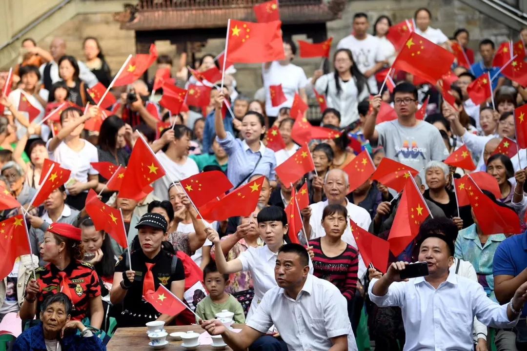 奋进新时代走马镇开展纷纷与国旗合影父老乡亲们一同迎国庆居民在横幅