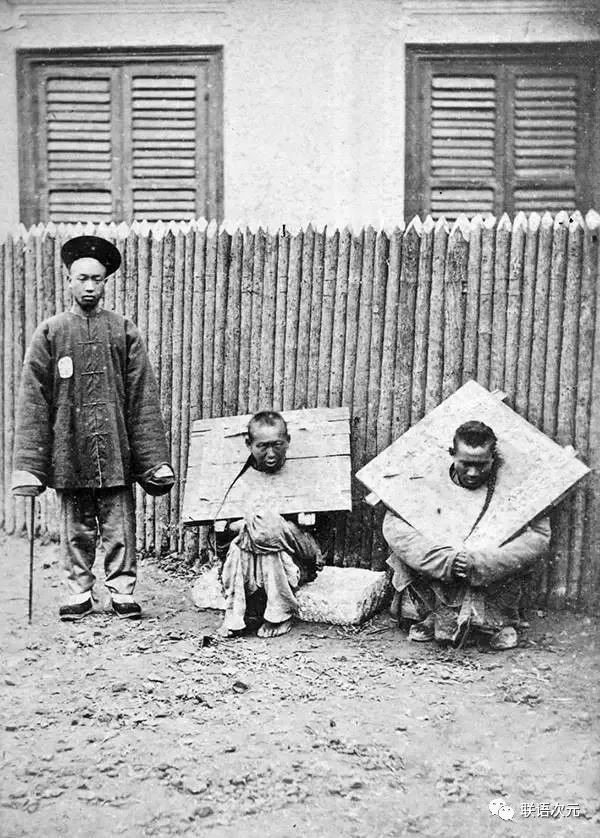 放置死刑犯头颅以及将其示众的木笼.1874年,上海,吸鸦片的烟民.