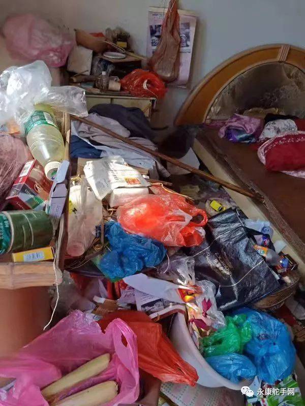 可怜永康唐先这位老人家里都成垃圾房了不过幸亏