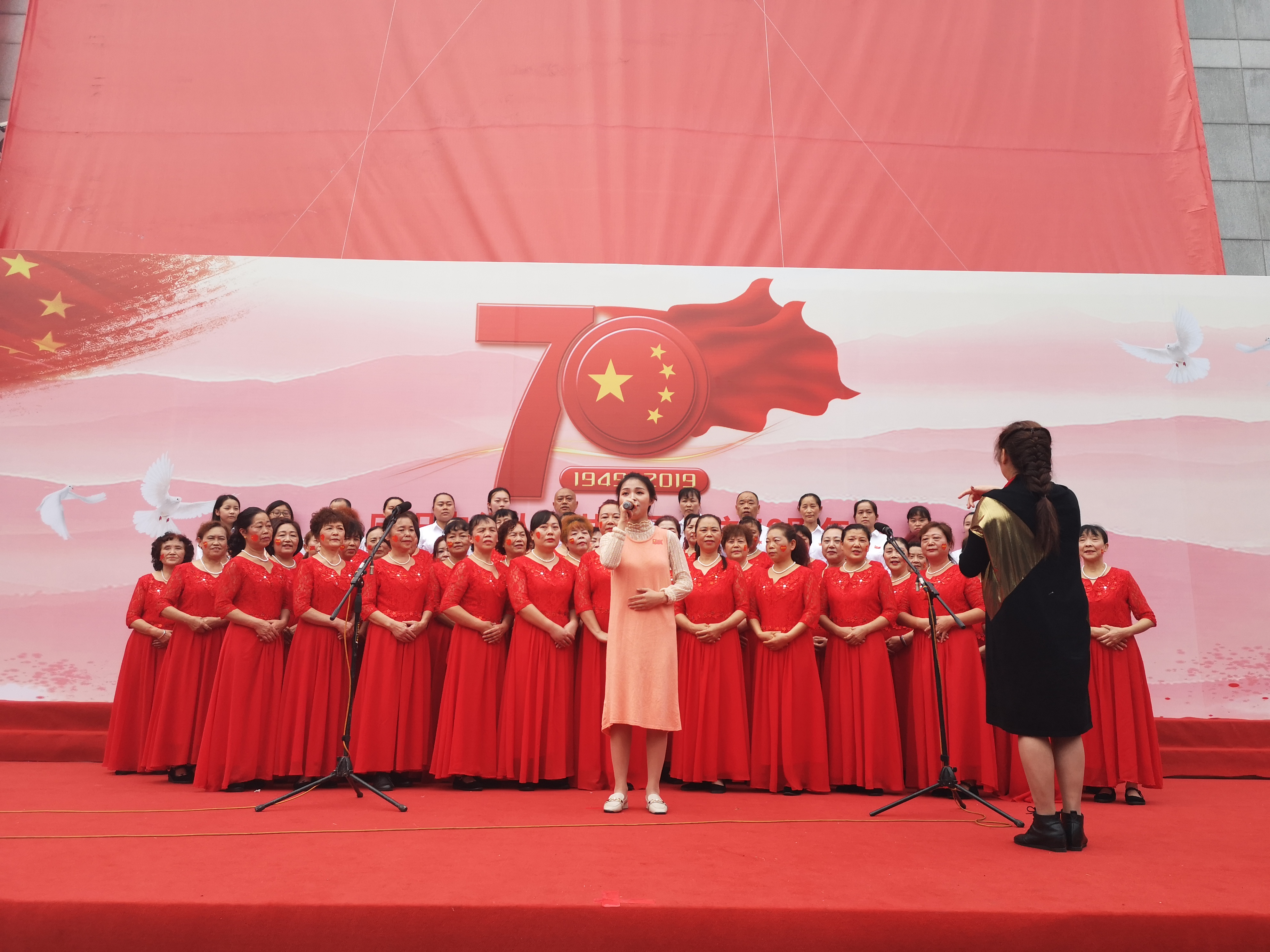 红歌音乐会礼赞祖国数百人齐唱汇聚红色海洋