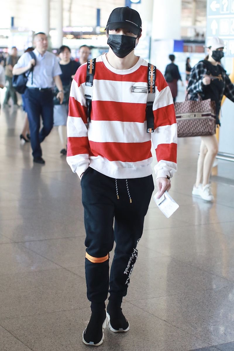 薛之谦红白条纹衣搭黑裤休闲又简约,插兜直走帅气潇洒