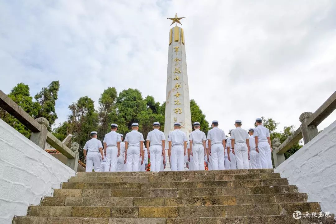 施红兵,林成辉,阮聪颖等玉环市四套班子领导来到市革命烈士陵园,同