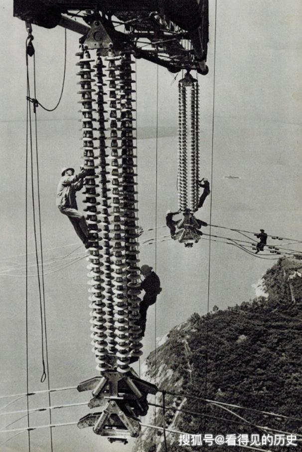 我国第一条横跨长江的50万伏超高压输电线路,工人们正在离地130米高