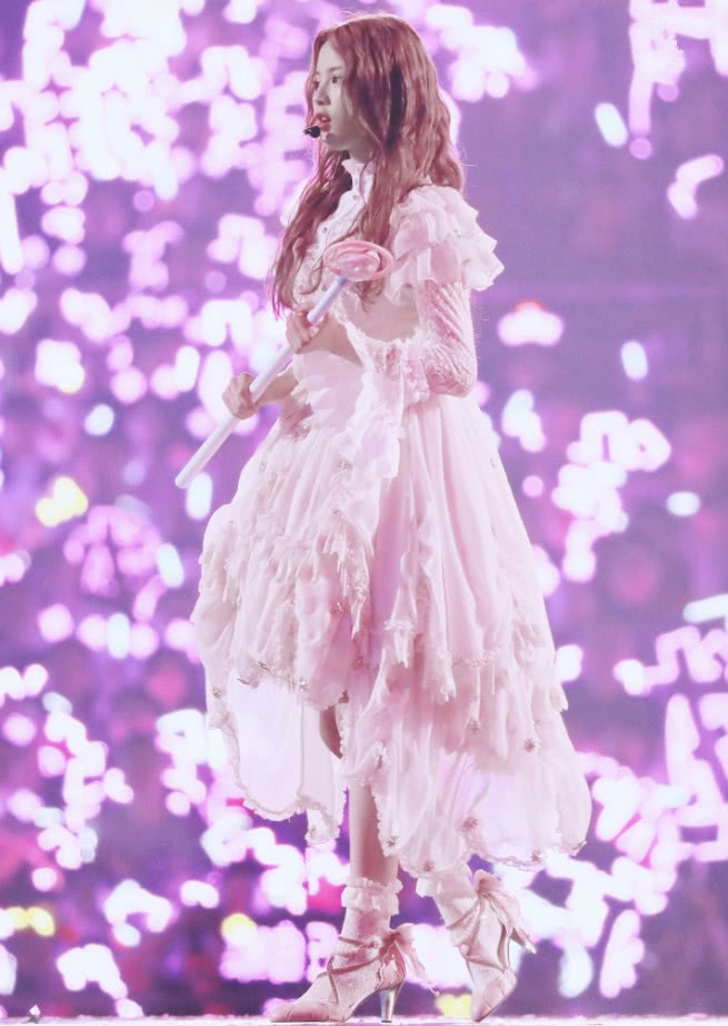 本以为杨超越穿纱裙够美了,直到看到她穿洛丽塔,全网都沦陷了!