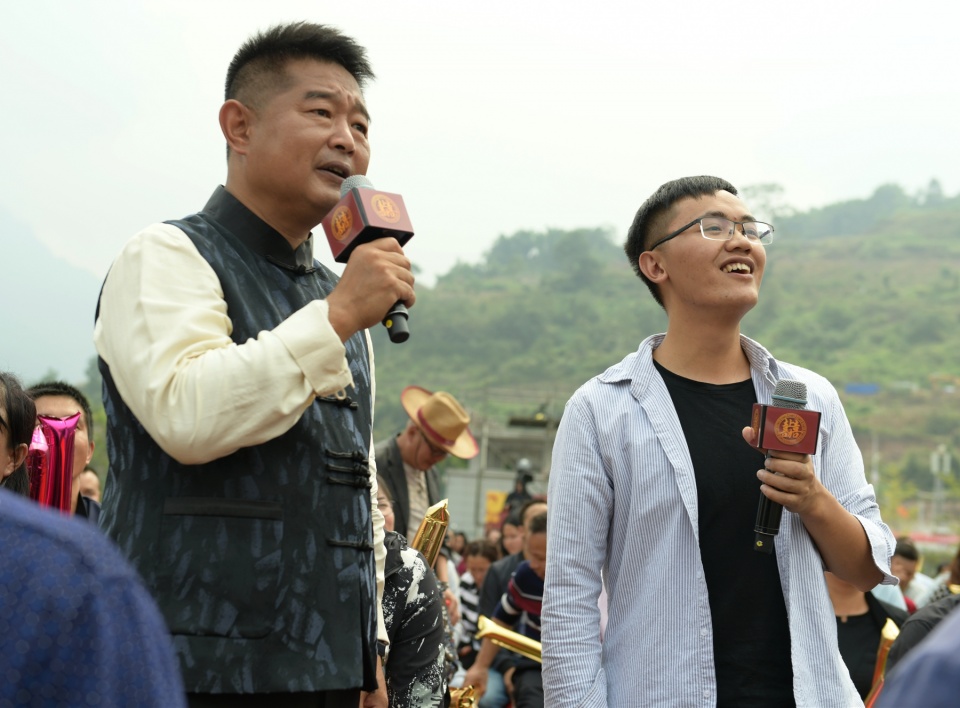 央视三套《喜上加喜》金话筒主持人肖东坡,给警花来相亲遇见一个"小