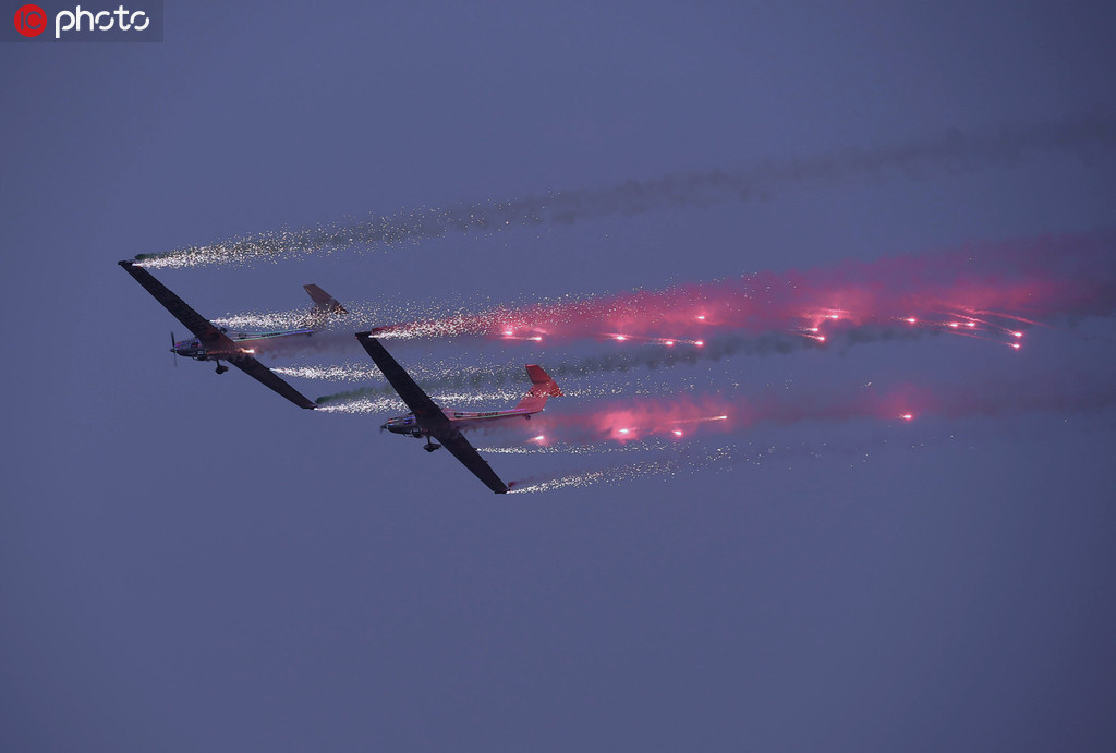 四川国际航展开幕 特技飞机划破长空吸引眼球