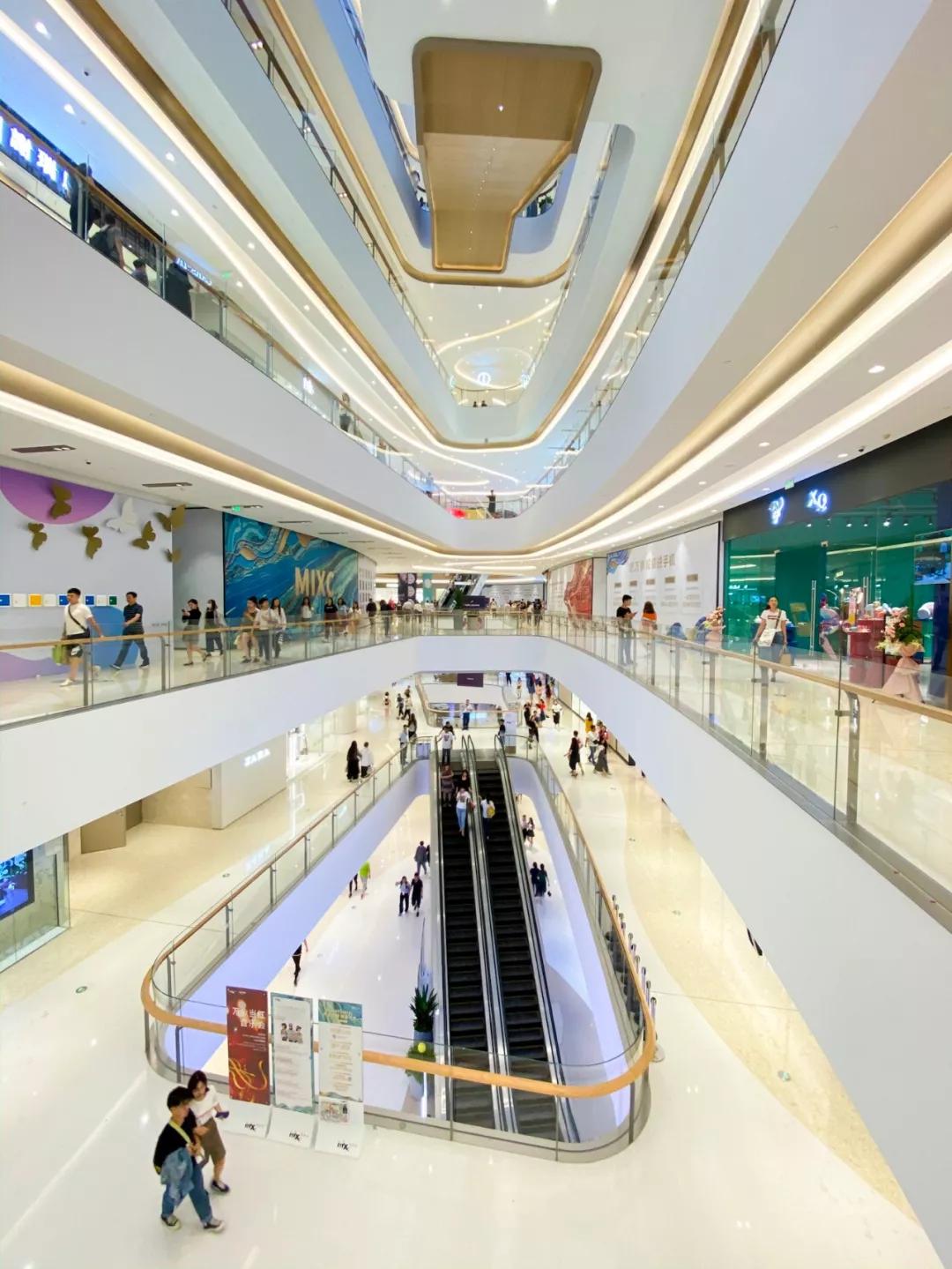 万象城内部装修豪华,空间开阔,是一个一线城市的正宗标配,济南也由此