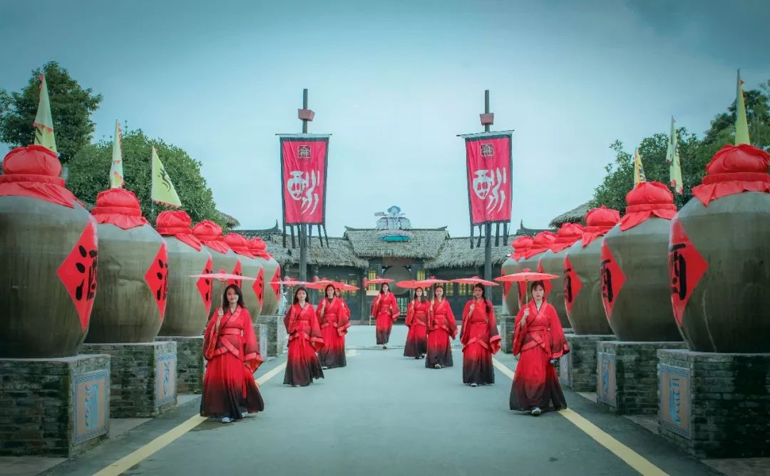 不堵不挤风景尚好酒歌酒礼美酒佳肴这个国庆就去大梁酒庄