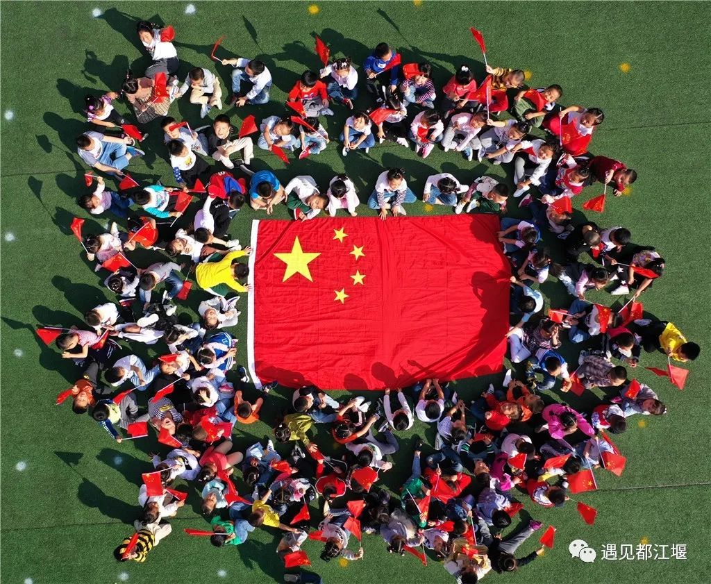 与"五星红旗"同框的每一秒,都是都江堰人心底最终极的"骄傲"!
