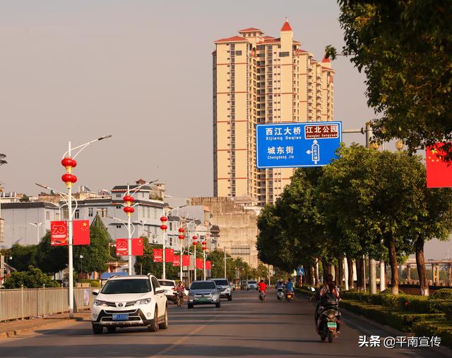 平南国旗灯笼鲜花装点城区祝福祖国繁荣昌盛