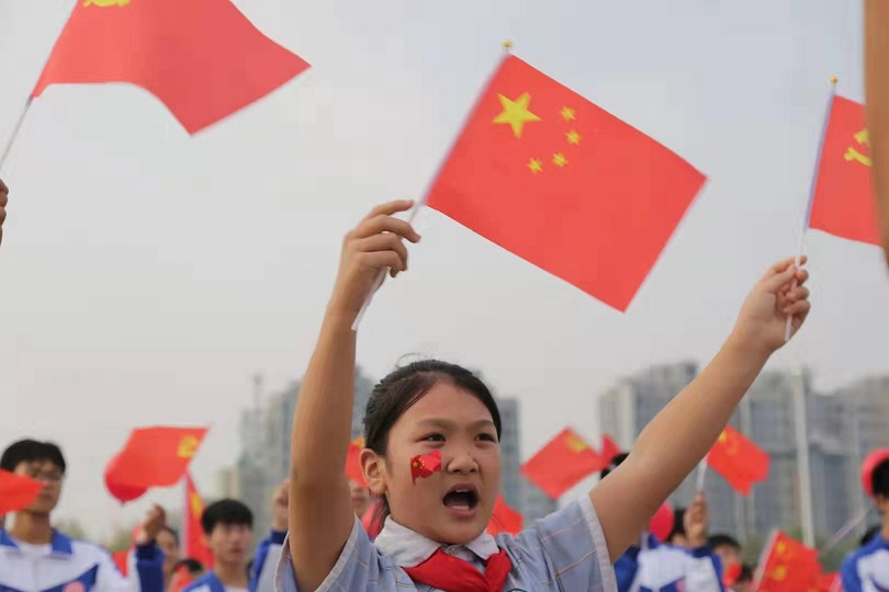 原创河南鹿邑万人升国旗唱国歌庆祝新中国成立70周年