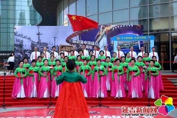 《江山》和《我的祖国》 李军广 摄小营镇合唱团演唱《大中国》和