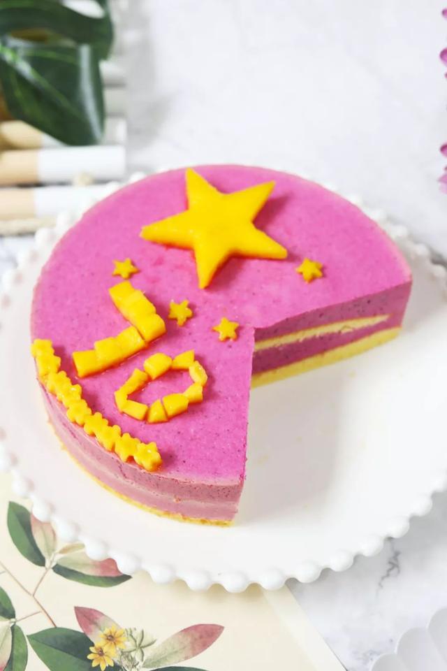 4,选用 方形慕斯模具,就能得到一面方正的中国国旗蛋糕啦