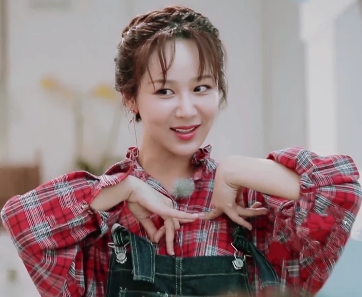 原创杨紫即兴表演心里怪怪的,看到她手指心口的动作,太形象了