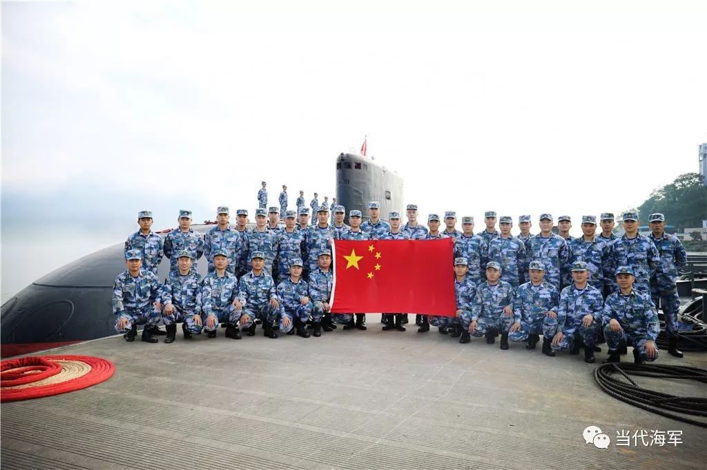 八一小学学生与国旗合影保定市消防救援支队举行向国旗宣誓活动海军