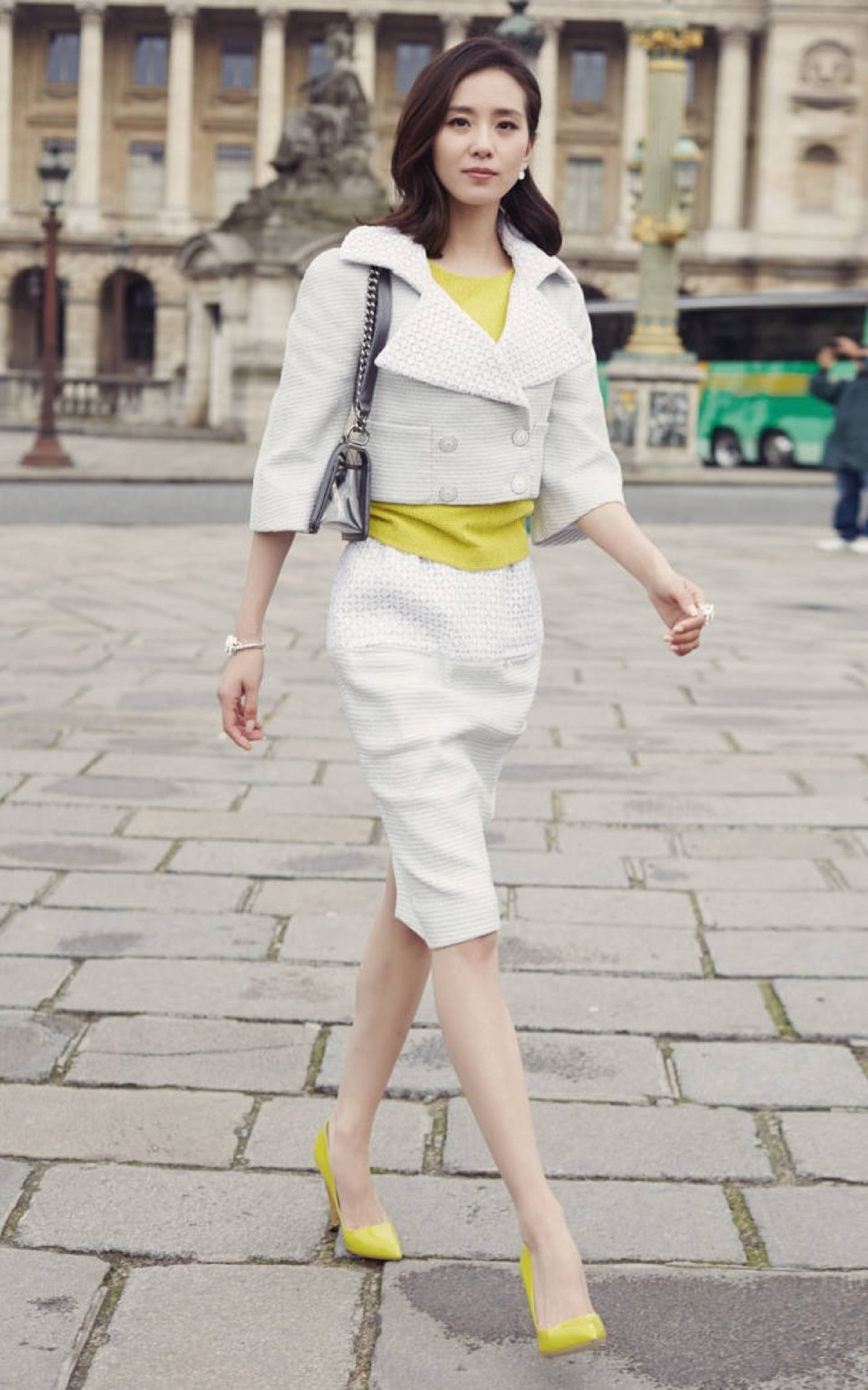 原创32岁刘诗诗产后恢复迅速侧颜照干练有型美到骨子里了