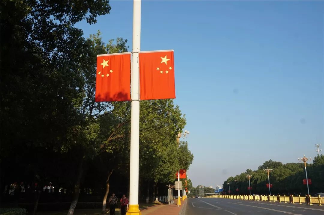 益阳红了12000面红旗挂满中心城区