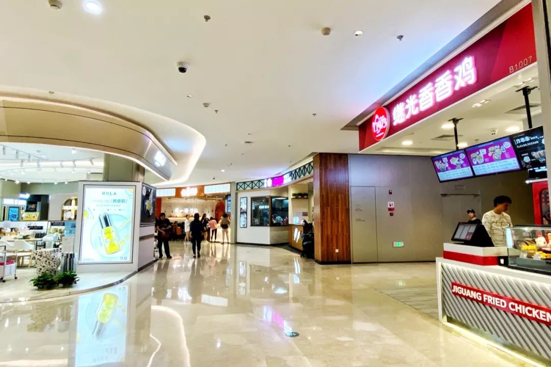 美罗城美罗城门面担当双层adidas开业,1层男装2层女装,但楼层未打通.