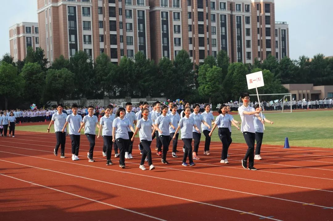 青春拥抱梦想拼搏成就辉煌2019年上海市延安中学运动会顺利召开