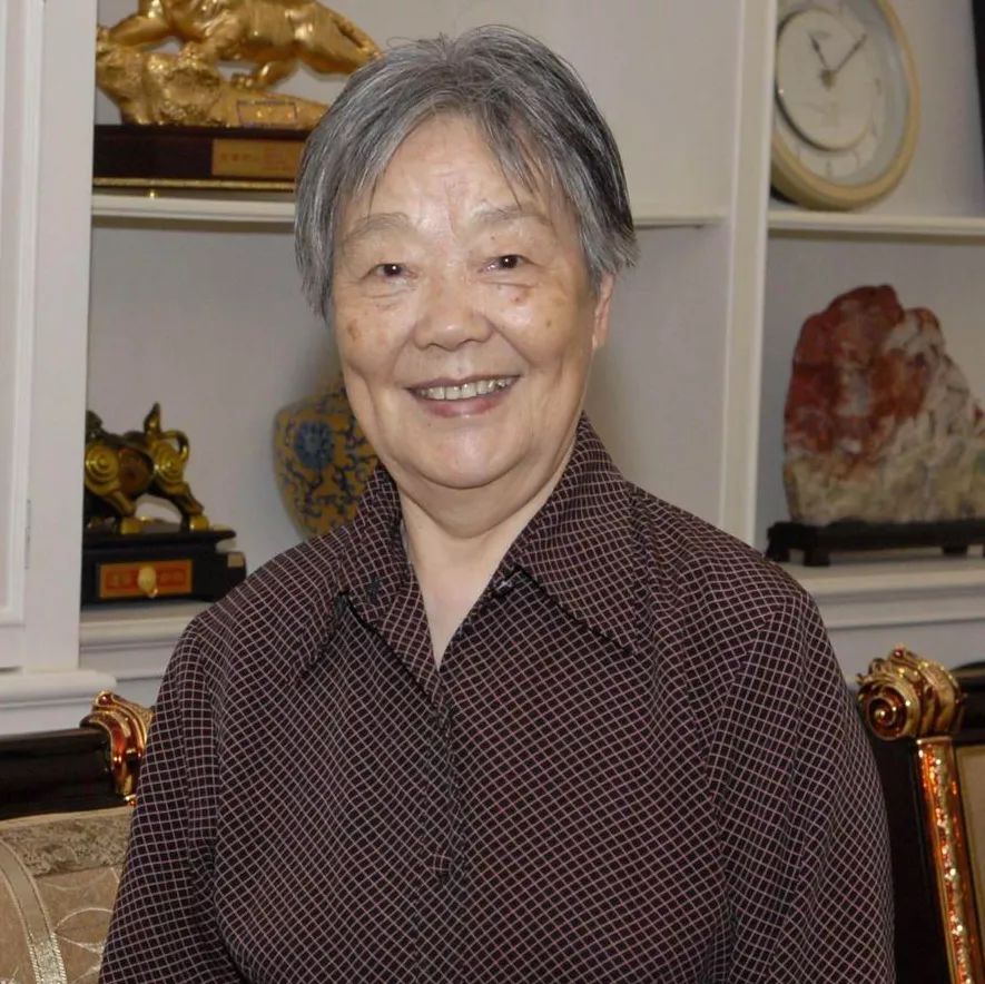 孙玉玲 1948年11月参加革命,离休时任上海市伤研所办公室主任