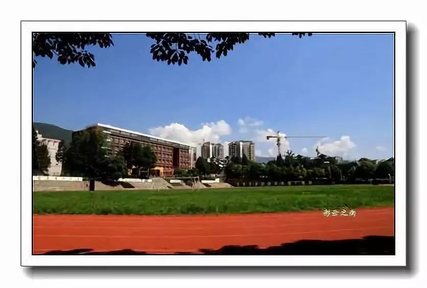 武定一中校园50年代的武定一中大门.