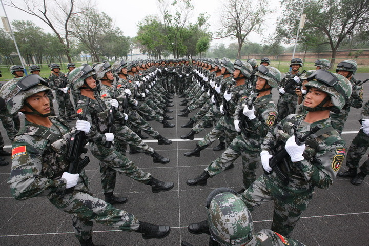 阅兵式为什么要踢正步你知道吗山东思贤军事冬夏令营