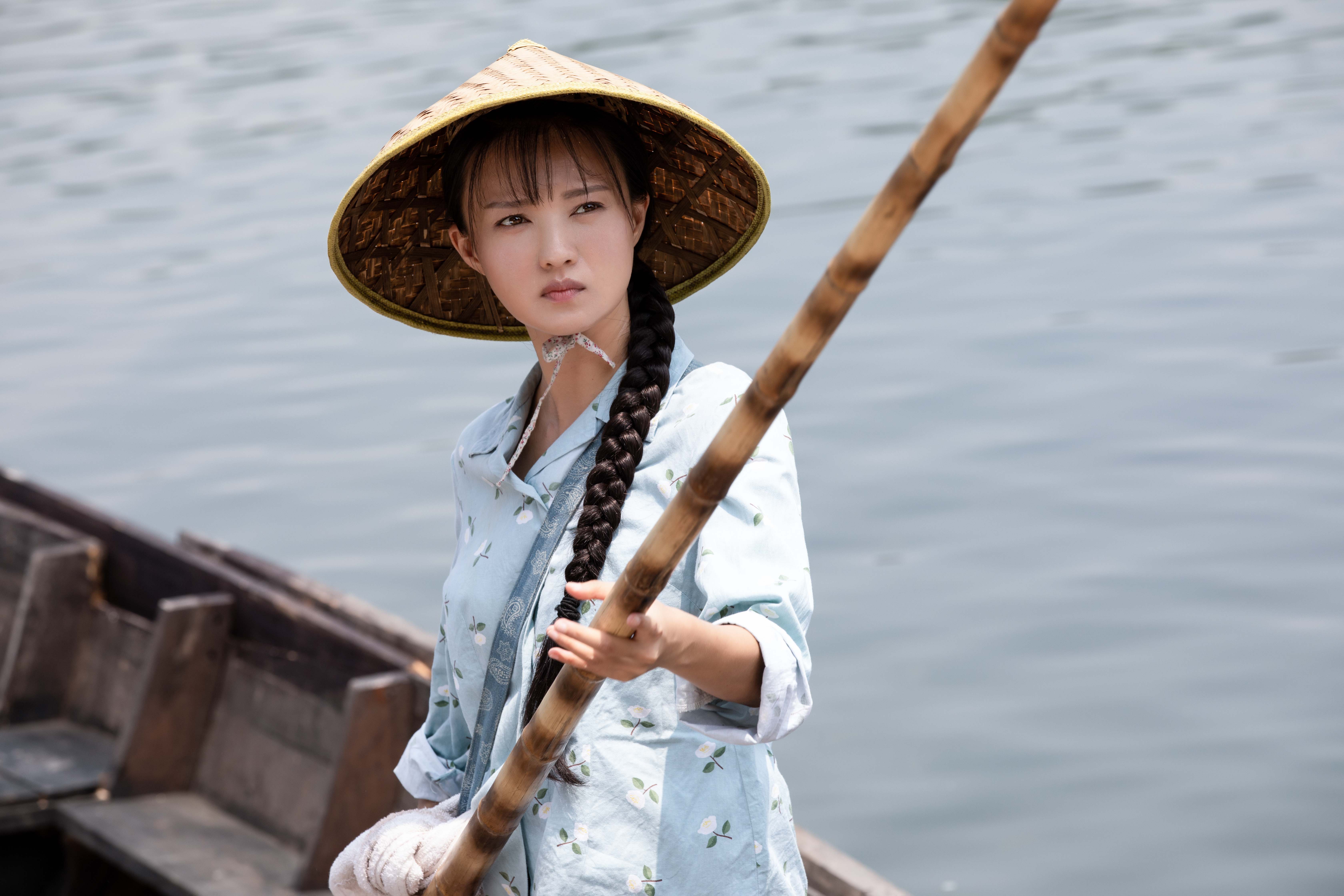 讲述女主麦香是位在江南水乡长大的姑娘,因为出生在一个军人世家,对