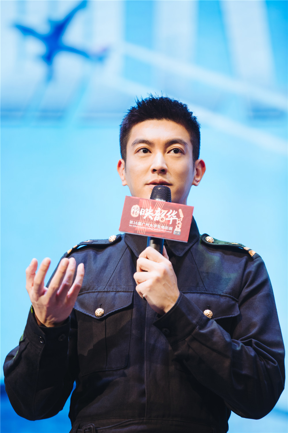 导演刘伟强,演员欧豪,杜江,雅玫,杨祺如,高戈纷纷出席,向在座的媒体和