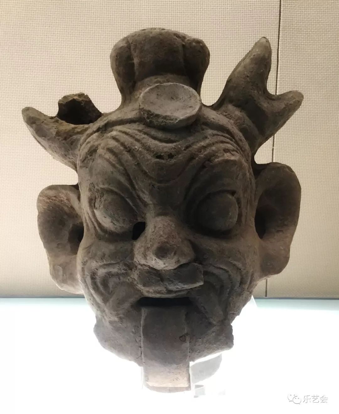 科学院和四川博物馆在四川成都凤凰山南麓发掘了明初蜀王世子朱悦熑墓