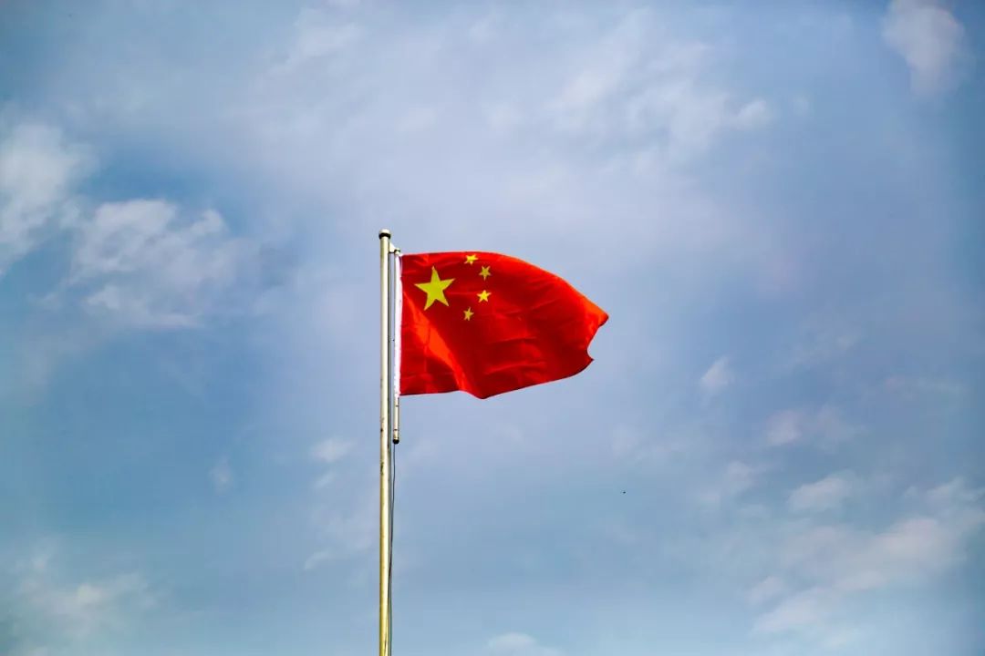 让人振奋精神每次看到那鲜艳的红色胸中总是热血澎湃每当看到国旗升起