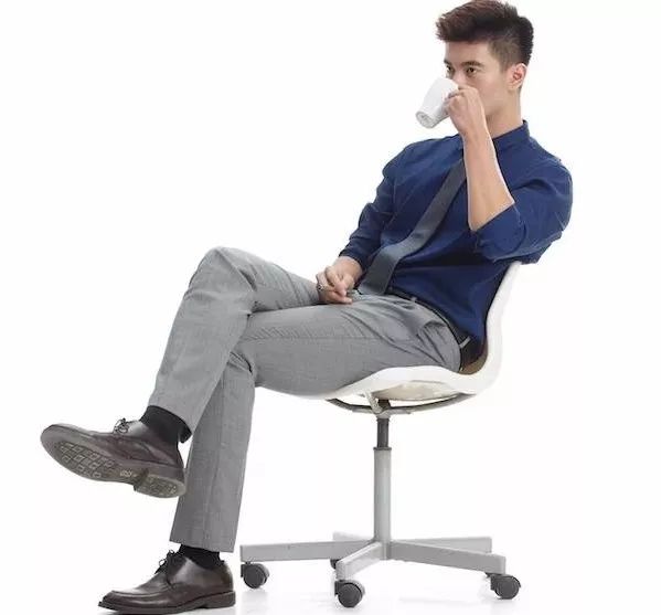 翘二郎腿的那一瞬间很舒服但是这些坏处会伤身体