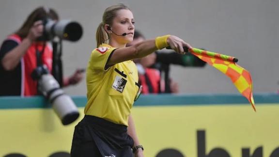 美女裁判擦汗走红社交媒体瞬间涨粉40万