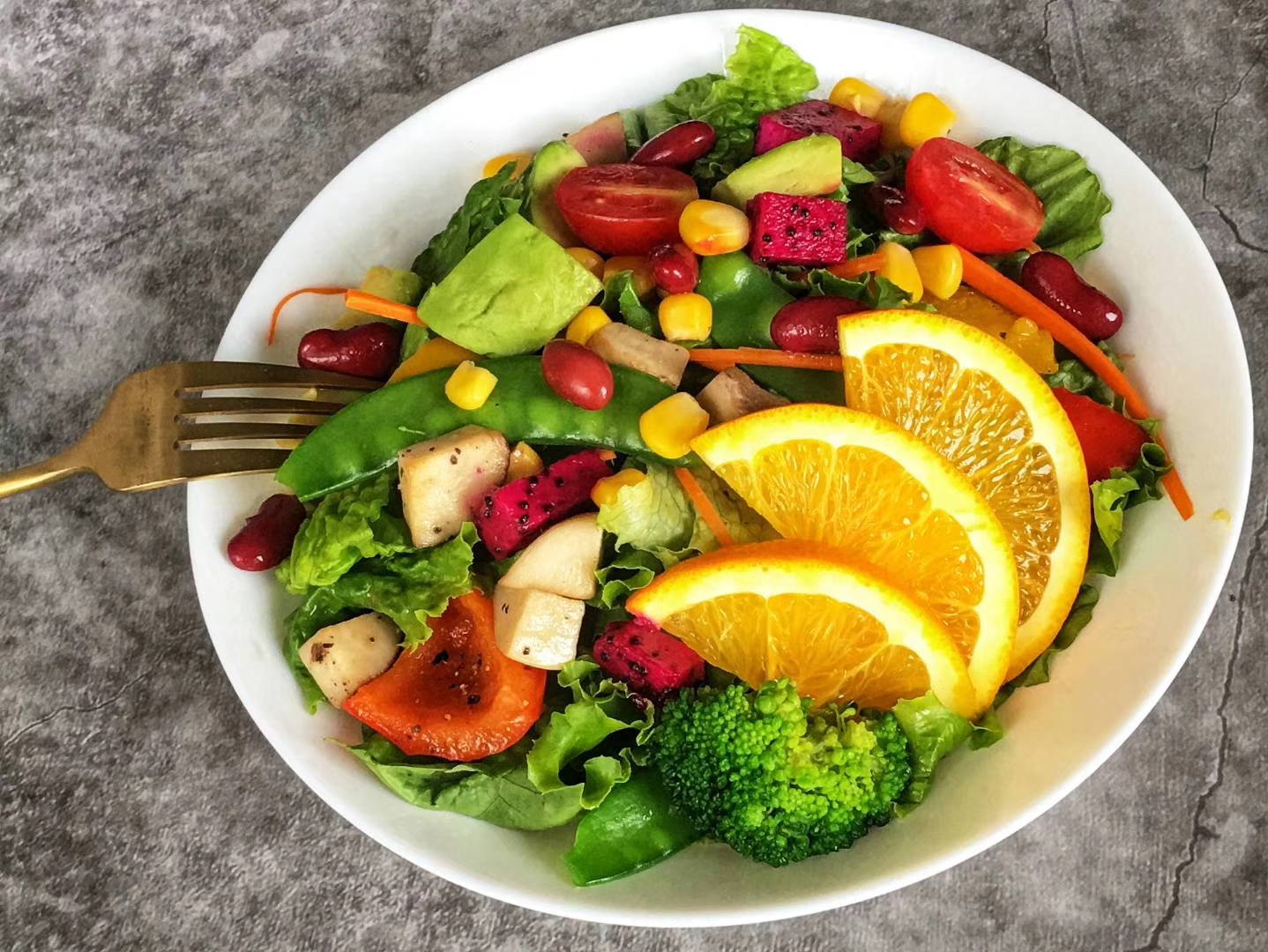 给轻食沙拉摆盘时,不能过多留白.