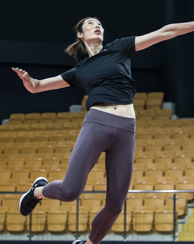 排球女神朱婷穿安德玛牌健美裤秀198长腿真女神