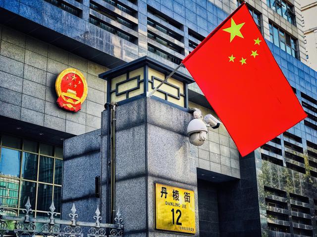 驻足凝望我们总会肃然起敬每当看到五星红旗冉冉升起点击边框调出视频