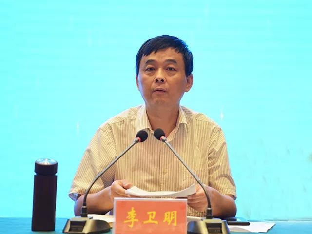 县委副书记,县政府县长李卫明在讲话中科学分析了当前上蔡县在大气