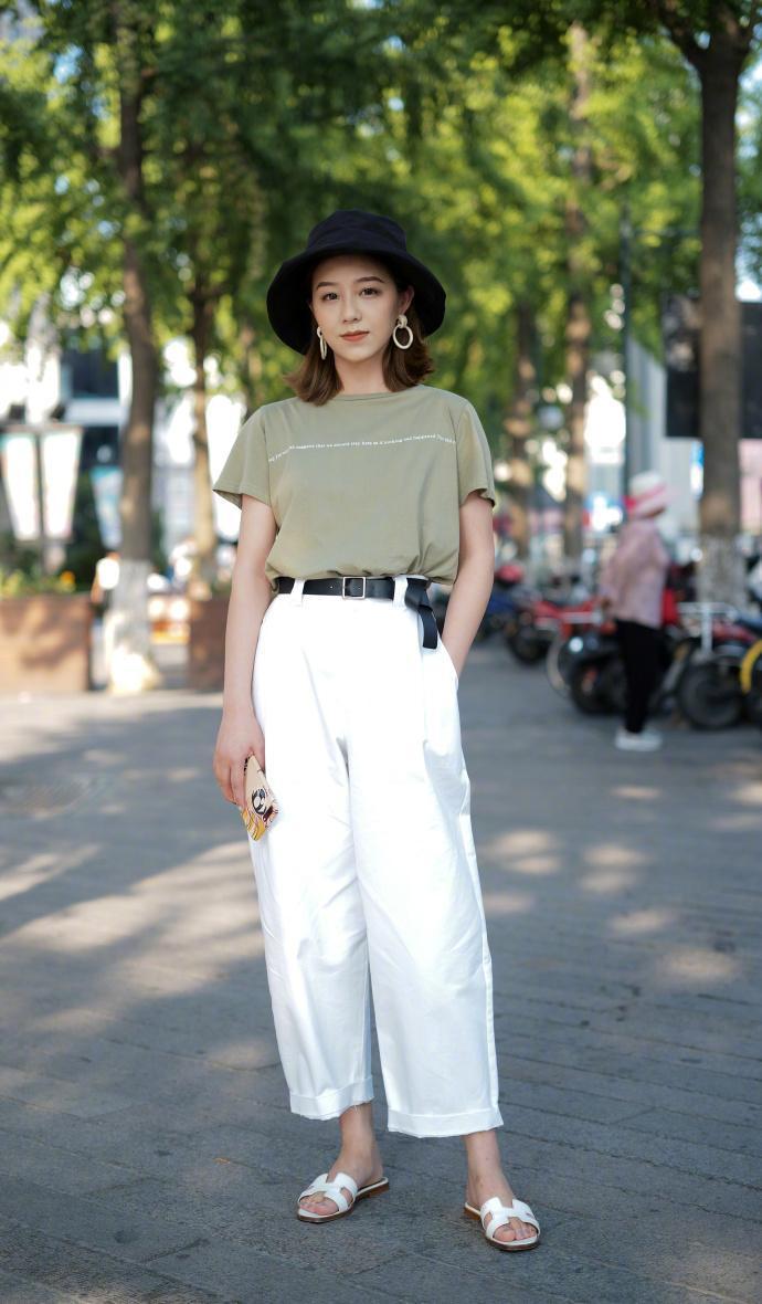 街拍:美女穿上时尚靓装,走在哪里都是焦点