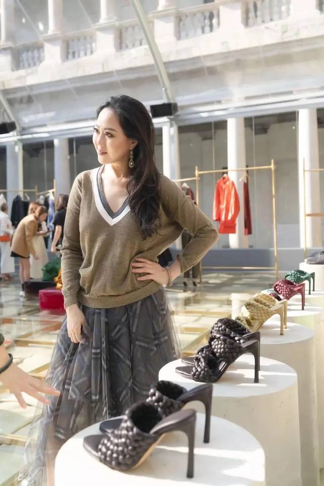 钟镇涛前妻亮相时装周章小蕙v领针织配纱裙56岁曲线身材服气