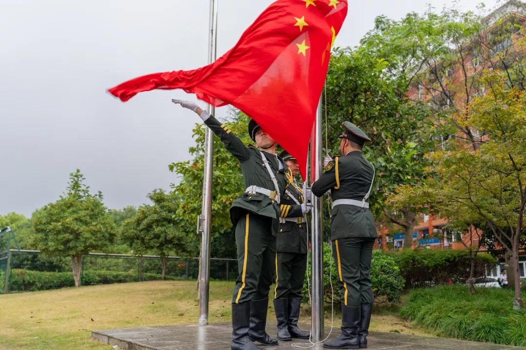 高燃全市高校高中階段學校升國旗奏國歌為祖國母親慶生